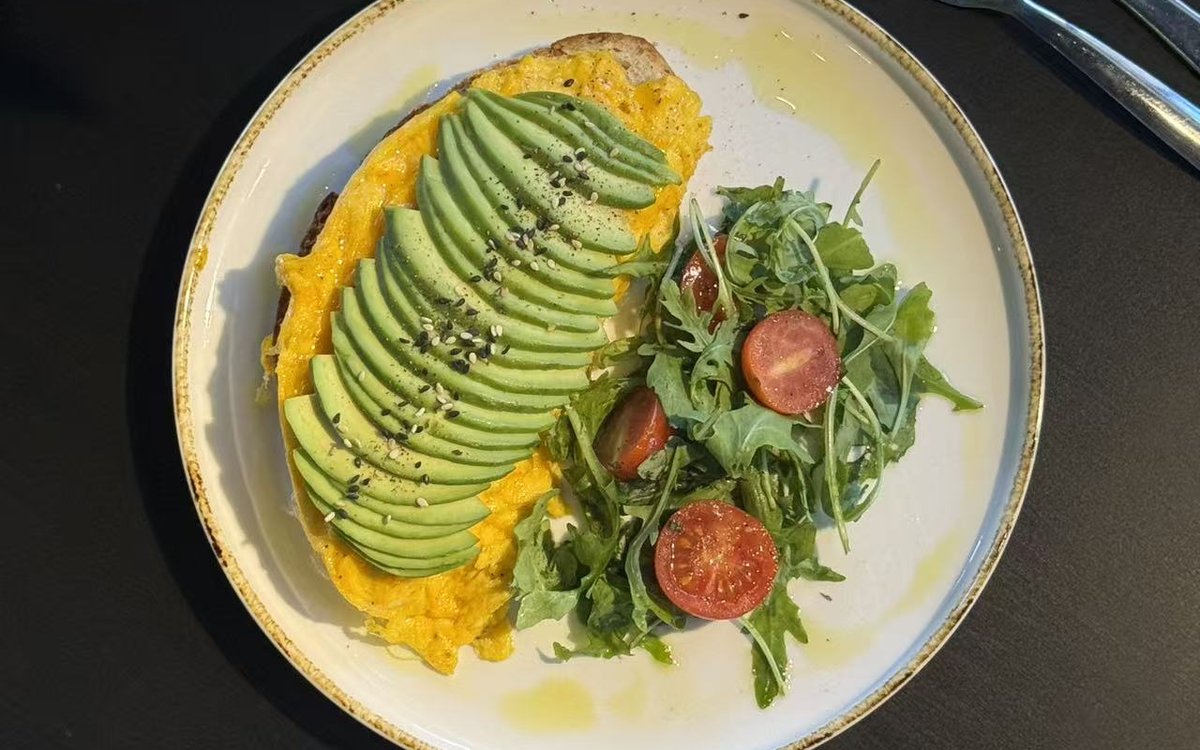 Avocado toast di FYSA visto dall'alto, con rucola e pomodorini