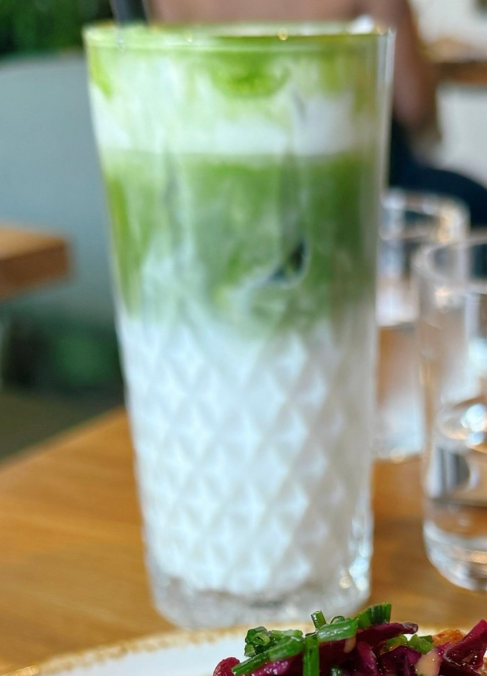Iced matcha latte di FYSA: matcha verde sopra il latte freddo, in un bicchiere alto