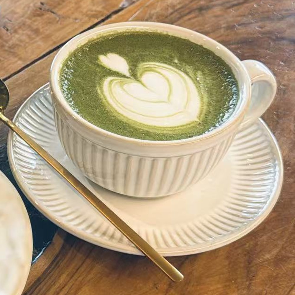 Matcha latte caldo di FYSA con latte art