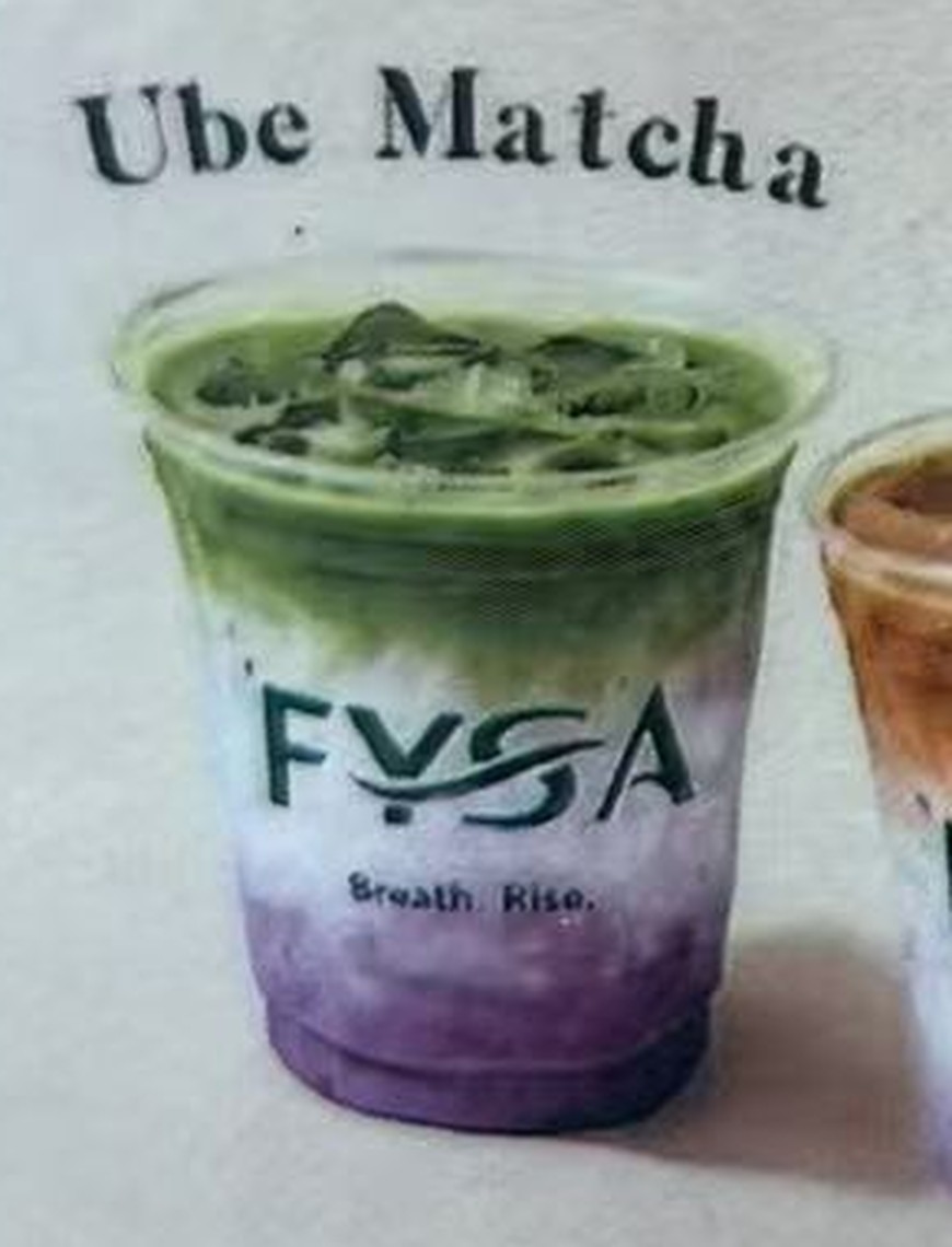 Ube Matcha di FYSA: matcha verde in cima, latte al centro e ube viola sul fondo, nel bicchiere FYSA